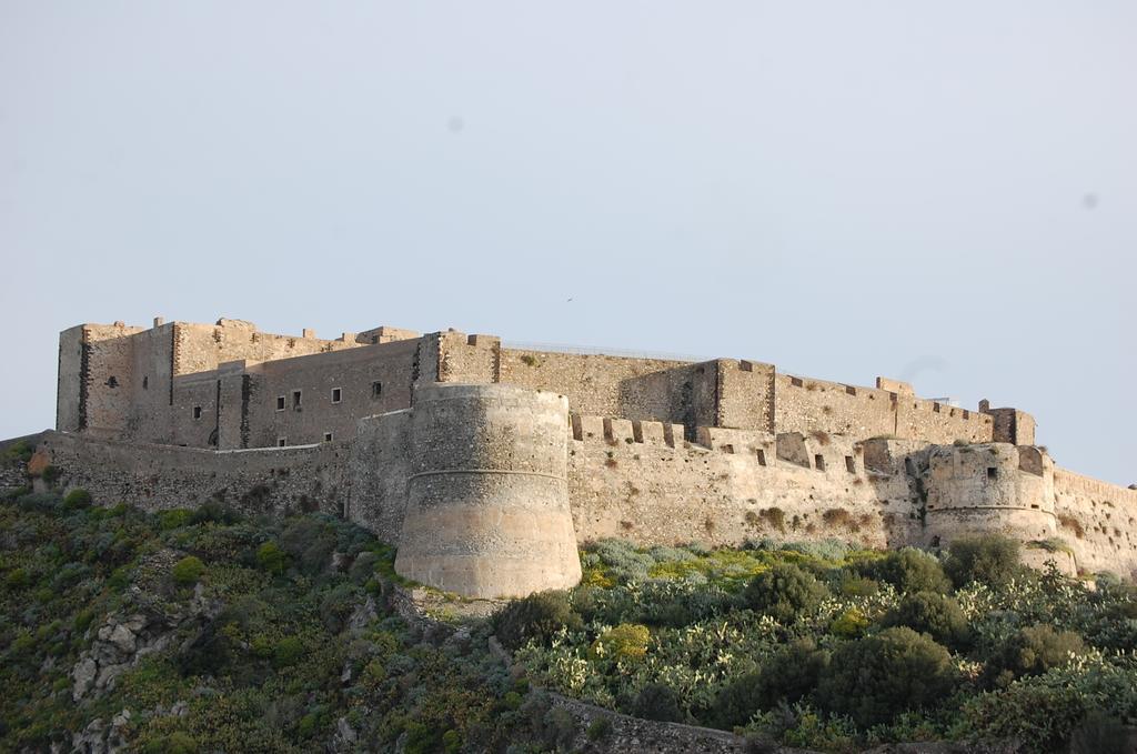 Castello Di Sotto Bed & Breakfast Milazzo Ruang foto